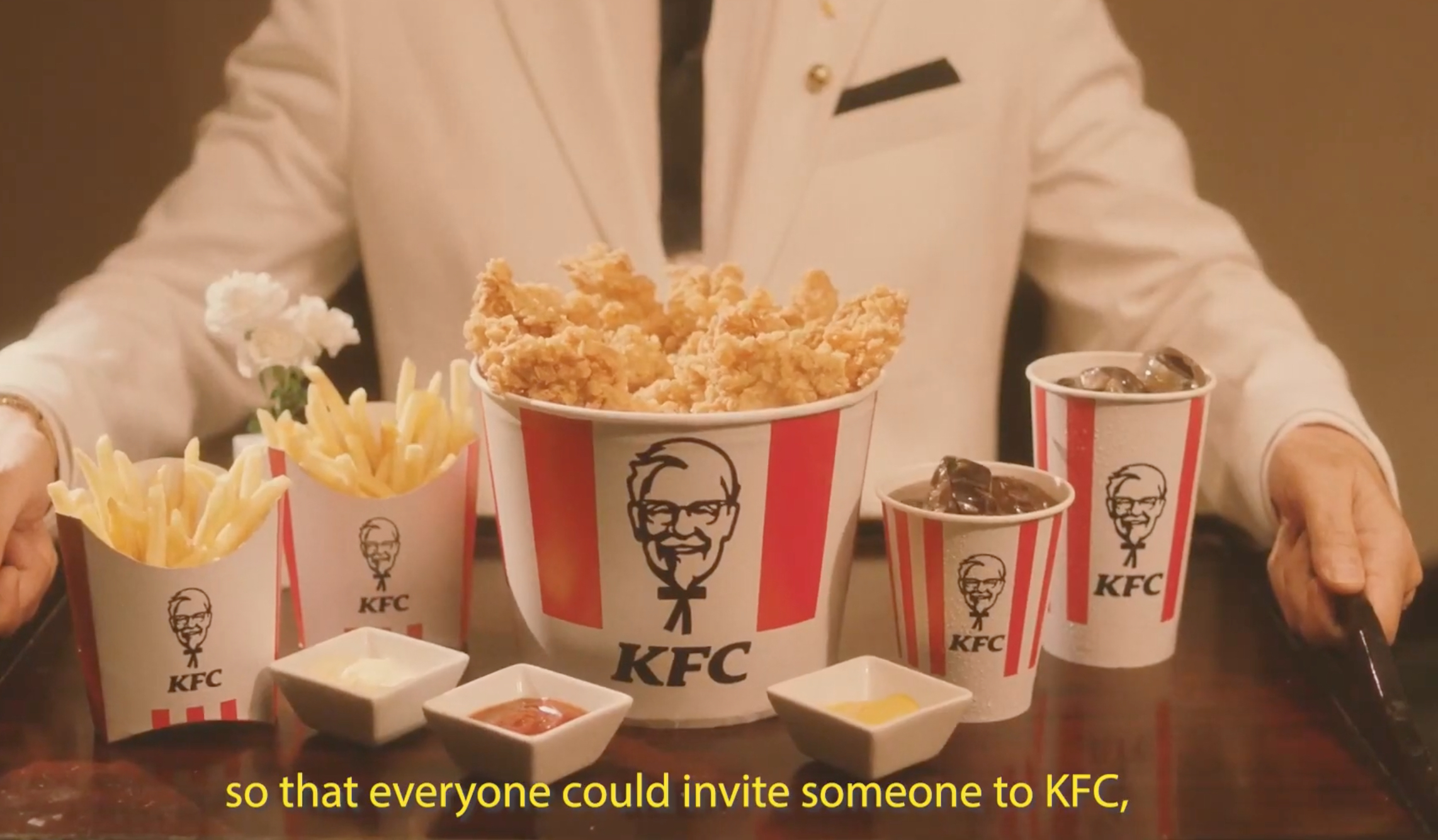 Kfc рядом со мной. Реклама КФС. Реклама KFC В Японии. Потребители КФС. Спонсорство КФС.